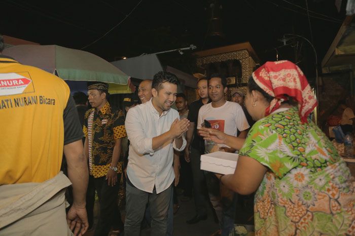 Emil Dardak Sahur Bareng Pedagang Pasar dan Relawan