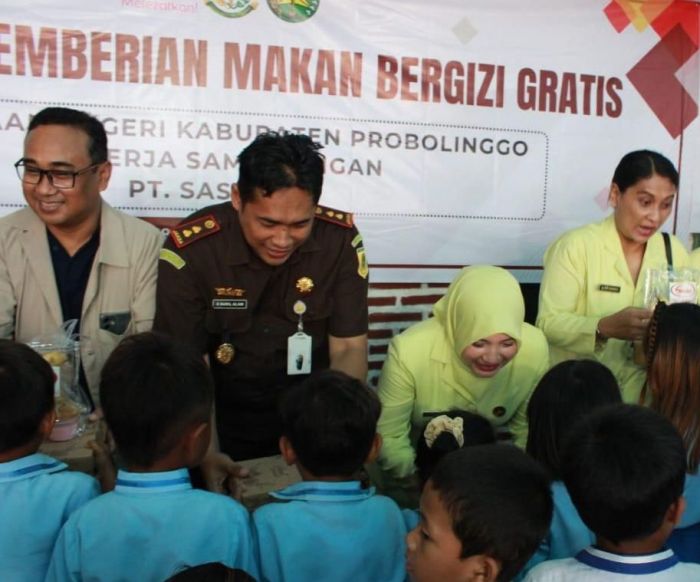 Sukseskan Program MBG, Kejari Probolinggo Kembali Bagikan Paket Makanan untuk Siswa