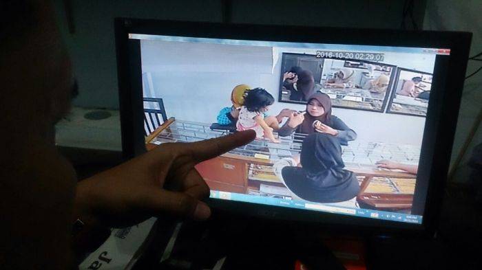 Gendong Bayi, Perempuan Ngutil Gelang Emas Terekam CCTV