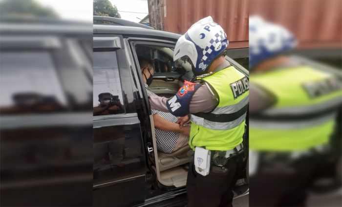 Polisi Temukan Pria Tak Bernyawa Dalam Mobil di Jalan Raya Geluran Sidoarjo