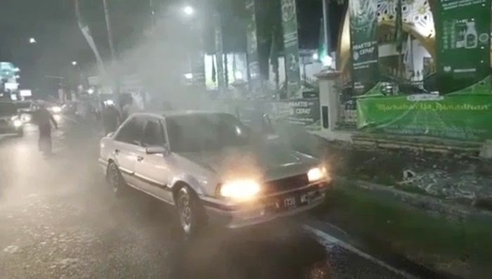 Diduga Korsleting, Mobil Mazda Terbakar di Depan Masjid Baiturrahman Sidoarjo