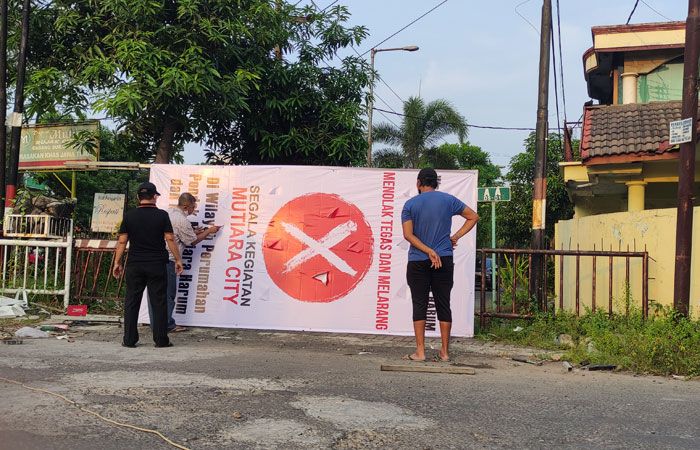 Tak Terima Dijadikan Jalan Utama Perumahan Baru, Warga Pondok Mutiara Harum Pasang Banner Penolakan