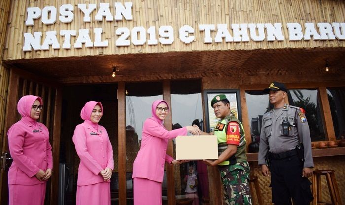 Kunjungi PosYan Nataru, Ketua Bhayangkari Sidoarjo Berbagi Bingkisan ke Anggota TNI-Polri