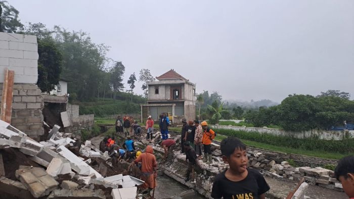 Hujan Deras Akibatkan Longsor dan Timpa Bangunan Milik Warga Bumiaji Kota Batu