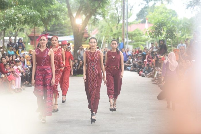 ​Kenalkan Tenun Ikat Bandar Kidul, Dekranasda Kediri Gelar Dhoho Street Fashion