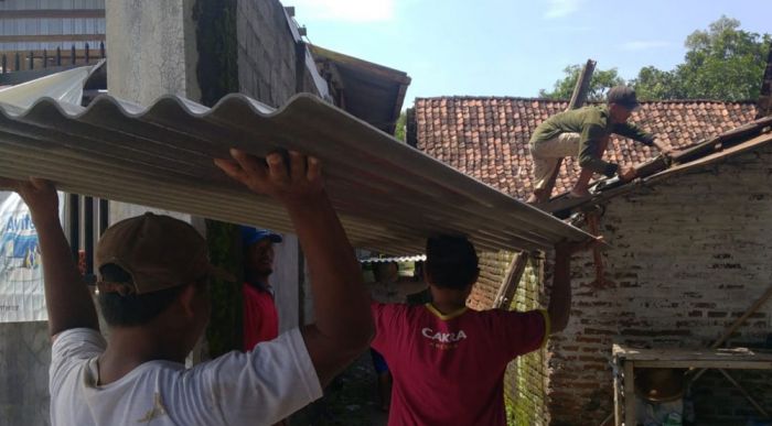 BPBD Kabupaten Kediri Gerak Cepat Tangani Puluhan Rumah dan Pohon yang Diterjang Puting Beliung