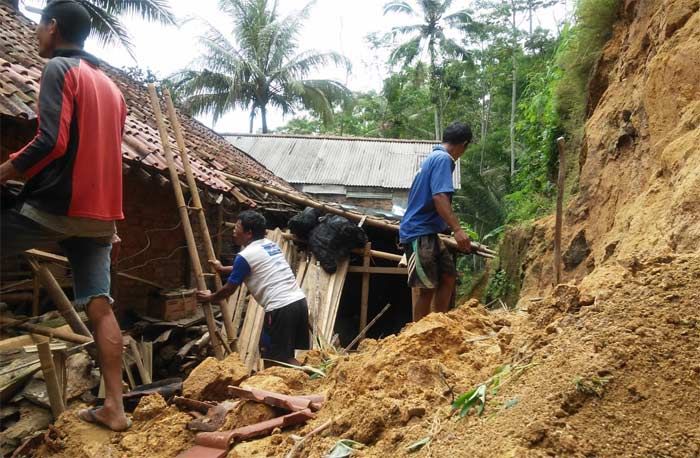 Tertimpa Longsoran, Satu Rumah Warga di Tulakan Pacitan Rusak Berat