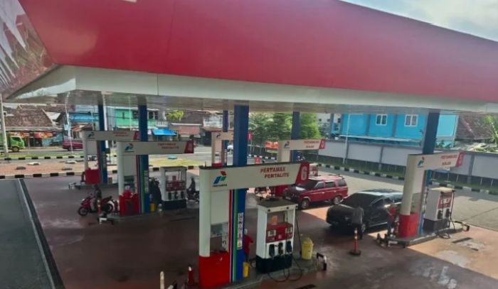 Antrean Mengular di SPBU Lumajang, Pertamina Sebut Pasokan BBM Tetap Aman