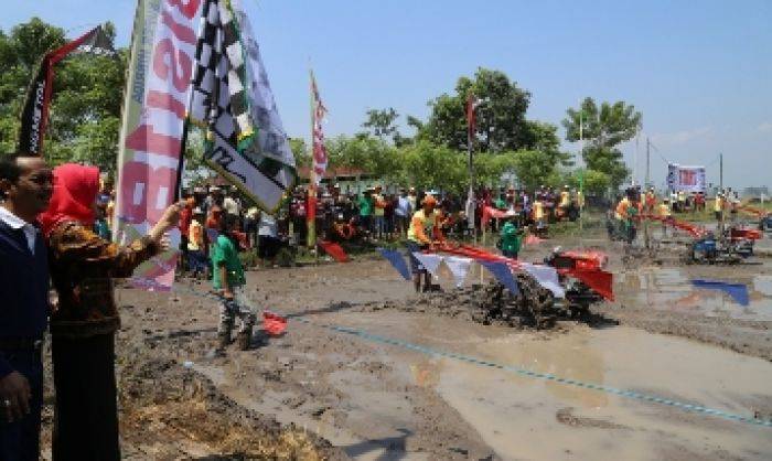 Pemkab Probolinggo Gelar Lomba Balap Hand Tractor