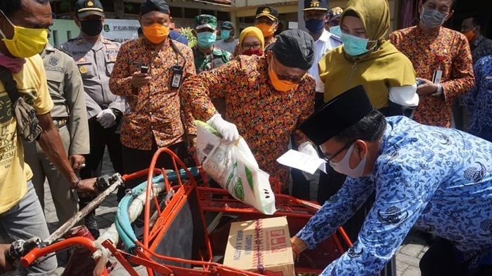 Peduli Korban Covid-19, ASN Pemkab Sumenep Bagikan Sembako ke Ratusan Tukang Becak