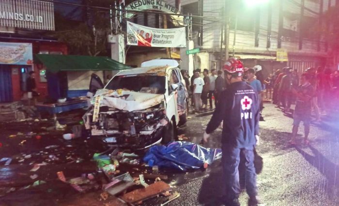 Sopir Mabuk, Innova Maut Seruduk Warung di Kedungdoro hingga Tewaskan 2 Orang