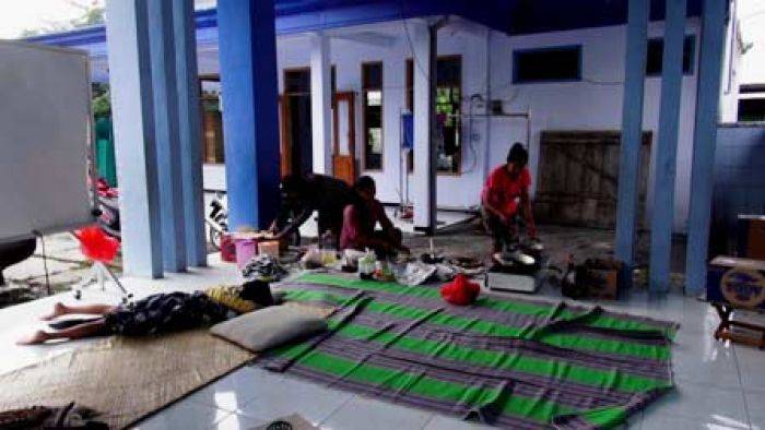Banjir Jombang belum Surut, Warga Swadaya Bikin Dapur Umum
