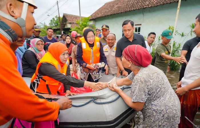 Khofifah Salurkan Bantuan untuk Warga Terdampak Banjir di Pasuruan