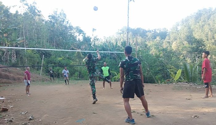 Tingkatkan Kemanunggalan, Satgas TMMD Trenggalek Gelar Voli Bareng Warga