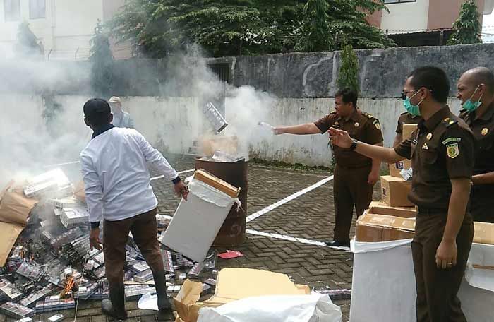 Kejari Gresik Musnahkan BB Narkoba dan Ribuan Batang Rokok Ilegal