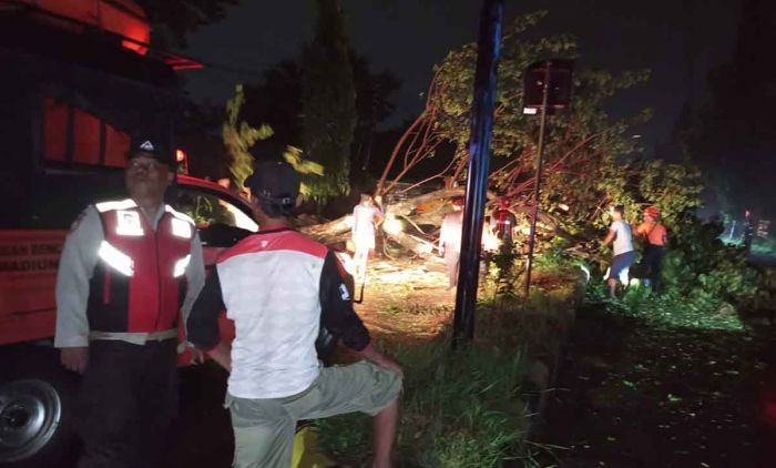 Polsek Manguharjo Gercep Atasi Pohon Tumbang di Ring Road