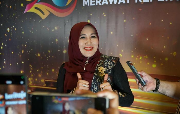 Viral Banner Dicium ODGJ, Senator Cantik Ning Lia Istifhama Cerita ke Pak Purnomo, Sang Polisi Baik