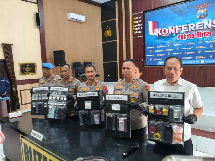 Ungkap Jaringan Narkoba Lintas Wilayah, Polres Blitar Kota Sita Ribuan Pil Dobel L dan Sabu