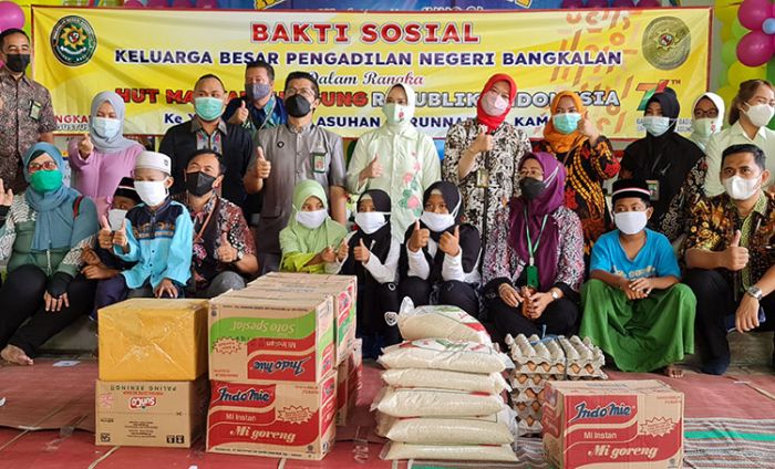 Sambut HUT Ke-76 MA, PN Bangkalan Serahkan Bansos ke Yayasan Darunnajah dan Masyarakat Terdampak