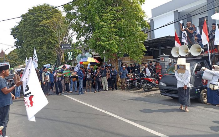 Desak Pertanggungjawaban Dana Covid Rp107 M, Massa Gelar Aksi di Polres, Kejari, dan DPRD Jember