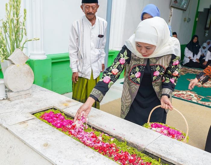 Isi Masa Tenang, Khofifah Ziarah ke Makam Kiai Wahab Chasbullah dan Kiai Bisri Syansuri di Jombang