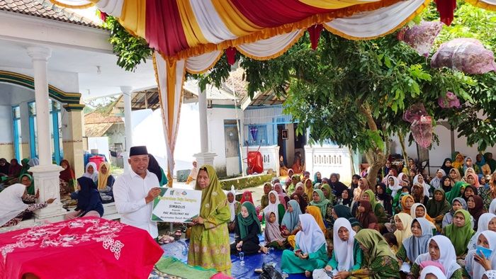 Pererat Kekompakan, Ketua PKB Bangkalan Berikan Seragam bagi Fatayat dan Muslimat NU Tanah Merah