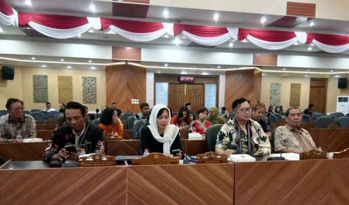 DPRD Tuban Gelar Hearing Konflik Klenteng Kwan Sing Bio, Umat Harap Bisa Ibadah dengan Tenang DPRD Tuban Gelar Hearing Konflik Klenteng Kwan Sing Bio, Umat Harap Bisa Ibadah dengan Tenang