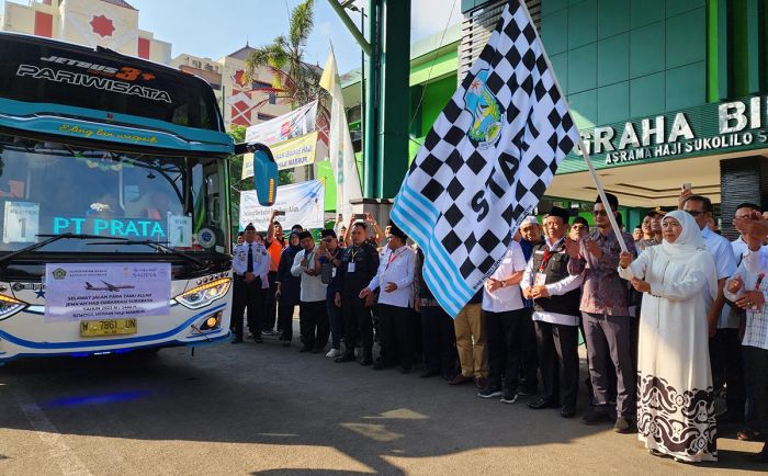Gubernur Khofifah Lepas 445 Jamaah Haji Kloter Pertama Embarkasi Surabaya