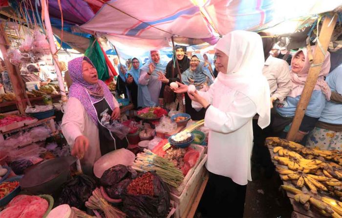 Khofifah Berbagi Kebahagiaan Bareng Pedagang di Pasar Besuki Situbondo