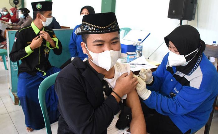 Wali Kota Kediri Tinjau Pelaksanaan Vaksinasi Serentak di Pondok Pesantren