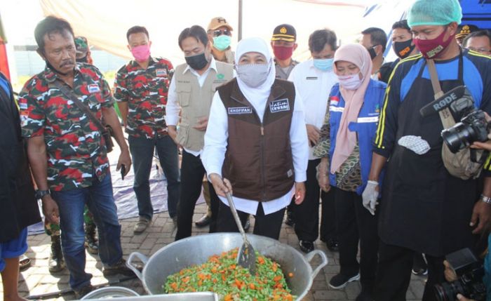 Kunjungi Dapur Umum di Sidoarjo, Gubernur Jatim akan Libatkan UMKM dan PKL untuk Sediakan Makanan