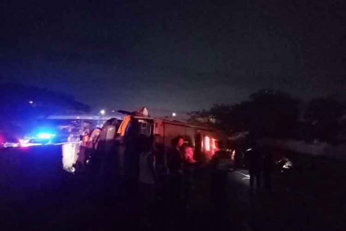 Diduga Mengantuk, Bus Pariwisata di Tol Tanggulangin Oleng Tabrak Pembatas Jalan, 3 Orang Tewas