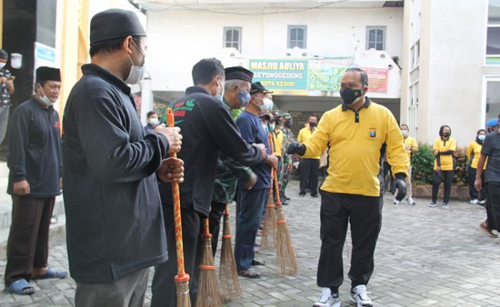 Gelar Bakti Polri di Hari Bhayangkara ke-75, Polres Kediri Kota Bersih-Bersih Tempat Ibadah