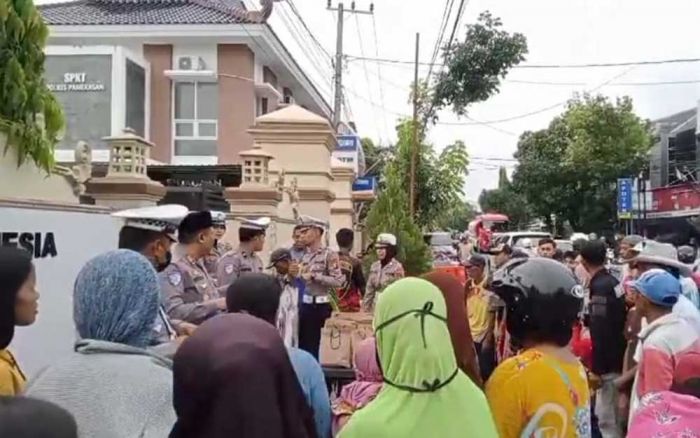 Bagi-Bagi Takjil Gratis Diserbu Warga, Kompol Hendry: Kami Ingin Lebih Dekat Dengan Masyarakat