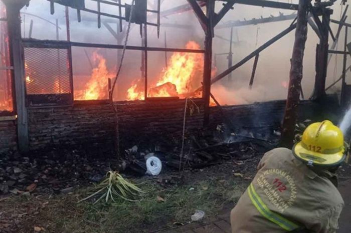Diduga Korsleting Listrik, Rumah di Lakarsantri Surabaya Terbakar