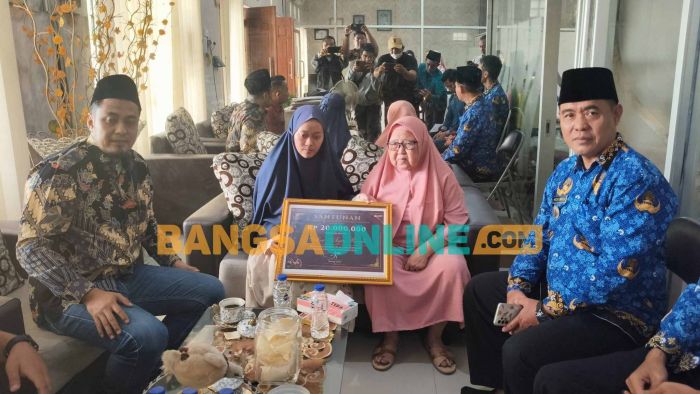 KPU Beri Santunan kepada Keluarga Linmas yang Meninggal saat Bertugas di Kediri