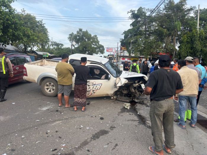 Keluar ke Jalan Raya, Suzuki Ertiga Dilibas Ford Ranger di Merakurak Tuban, 2 Orang Luka-Luka