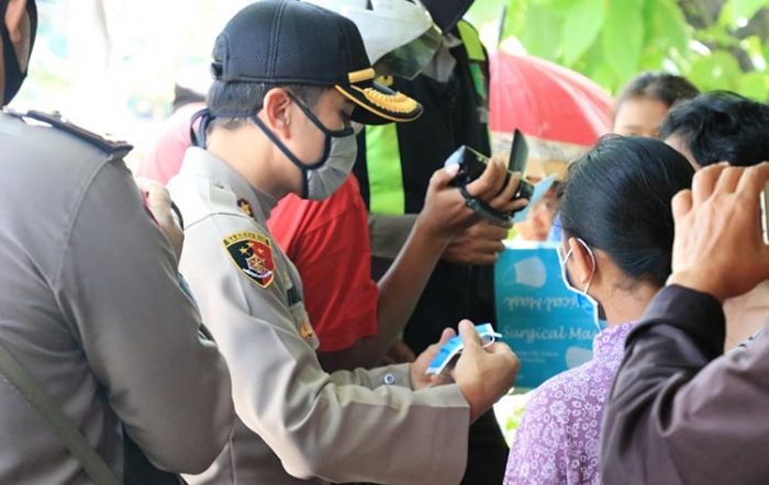 Polres Pasuruan Berikan 1.320 Paket Sembako kepada Warga Kurang Mampu