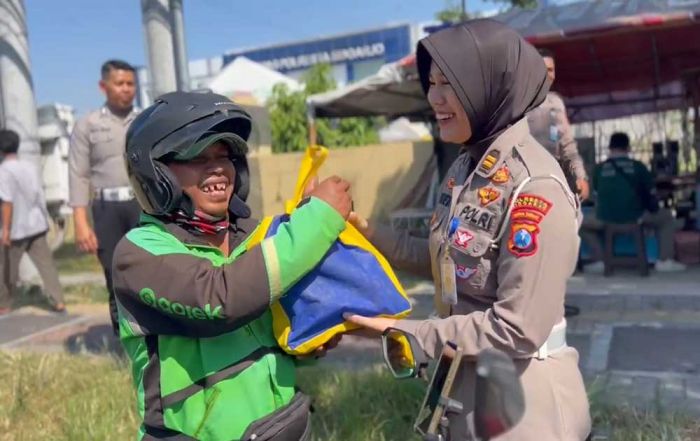 ​Jelang Hari Bhayangkara ke-78, Satlantas Polres Sidoarjo Bagikan Paket Sembako