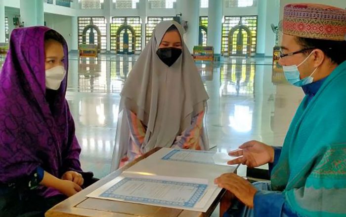 Ikrar Syahadat di Masjid Al Akbar Surabaya, Wajah Dua Milenial Langsung Berbinar dan Plong