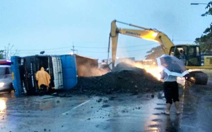 Dump Truk Muatan Batu Bara Terguling di Exit Tol Porong