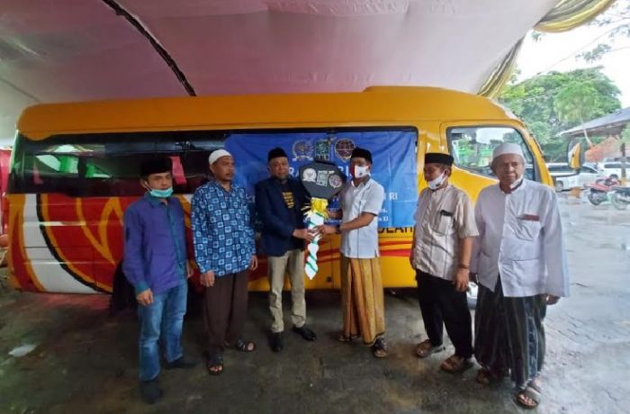 ​Syafiuddin Asmoro Serahkan Bantuan Bus Santri ke PP Syaichona Cholil Bangkalan