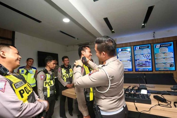 Tunjang Profesional Kinerja, Anggota Satlantas Polrestabes Surabaya Gunakan Body Camera