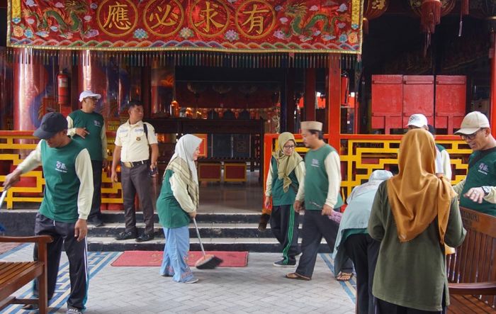 Sambut HAB ke-80, Kemenag Tuban Bersih-Bersih Tempat Ibadah Lintas Agama