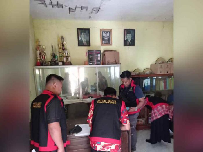Penyidik Kejari Tuban Geledah Kantor Desa Bunut dan Kedungsoko Terkait Kasus Dugaan Korupsi Penyidik Kejari Tuban Geledah Kantor Desa Bunut dan Kedungsoko Terkait Kasus Dugaan Korupsi