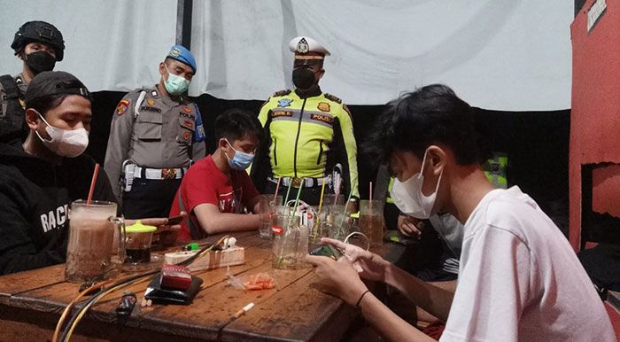 Operasi Yustisi Polresta Sidoarjo Sasar Warung dan Kafe di Kota Delta