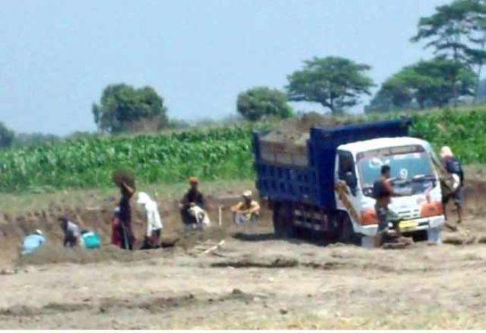 Aktivitas Galian D di Ngronggot Nganjuk Diprotes Warga, Timbulkan Polusi dan Bikin Rusak Jalan