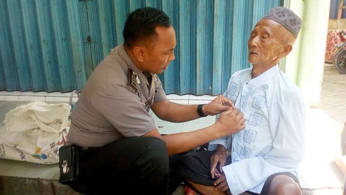 Amankan Gepeng di Pasar Babat Lamongan, Ini yang Bripka Purnomo Lakukan Amankan Gepeng di Pasar Babat Lamongan, Ini yang Bripka Purnomo Lakukan