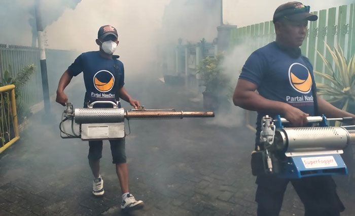 Sejumlah Anak di Desa Paron Kediri Terserang DBD, Tim NasDem Peduli Lakukan Fogging