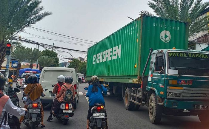 Jadi Sorotan Publik, Kabel Seluler Menjuntai di Perempatan Giri Gresik Usai Diterabas Tronton